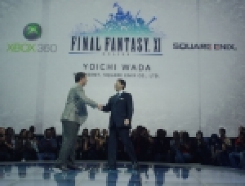 5월 16일 월요일 (현지시간) 미국 로스앤젤레스 슈라인 오디토리움(Shrine Auditorium)에서 열린 Xbox 브리핑에서 요이치 와다(Yoichi Wada) 스퀘어 에닉스 (Square Enix) 사장을 반기는 마이크로소프트 홈 앤 엔터테인먼트 사업부 (HED)의 선임 부사장 로비 바흐(Robbie Bach).