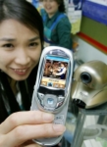 LG텔레콤(사장 남 용/www.lgtelecom.com)이 가정이나 소규모매장, 대형사업장에 설치된 모든 CCTV 영상을 원격지 및 이동중에도 휴대폰 화면으로 볼 수 있는 ‘ez-CCTV 영상서비스’를 시작한다. ez-CCTV영상서비스는 ▲휴대폰 실시간 원격지 영상 모니터링  ▲침입감지 알림SMS ▲원격지 센서 콘트롤 ▲실시간 영상저장 및 검색 등이 가능하다. 사진은 ez-CCTV 영상서비스를 이용, 휴대폰으로 매장안의 상황을 실시간 검색하고 있는 모습.
