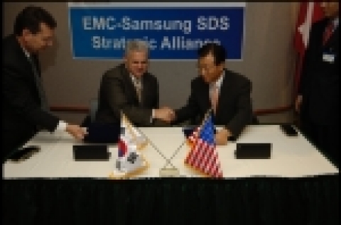 삼성SDS는 지난 18일 EMC와 ILM 스토리지 사업을 위한 전략적 협력 관계를 맺기로 하고 양사 대표이사가 MOU를 체결했다. EMC대표 조 투치(왼쪽)과 삼성SDS 김인사장이 양사 협력에 합의하고 악수를 나누고 있다.