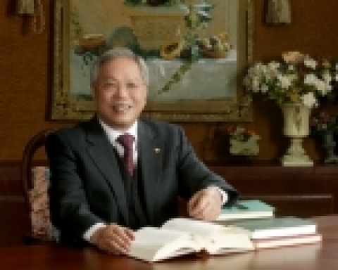 청정 환경 전문기업 청풍(대표 최윤정, www.chungpung.com)의 창업주 최진순 회장(64, 사진)은 19일 발명의 날을 맞아 연구소 임직원들에게 ‘우리시대 기술혁명: 현대를 디자인한 20가지 대표기술(김도연 저, 생각의 나무 출판)’이라는 책을 선물했다.