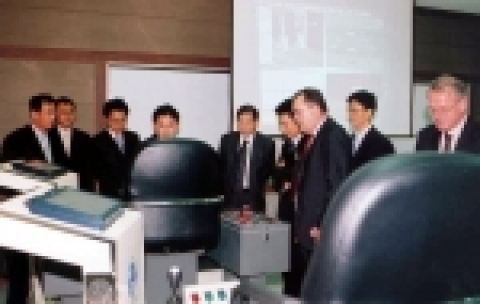 동명대학 항만물류교육센터 실습장을 둘러보고있는 STC 방문단 일행