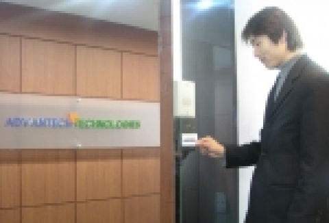 어드밴텍테크놀로지스(주)의 이정우(27)씨가 출근을 하면서 자사출입구에 설치된 인터넷출입관리시스템에 사원증을 체크하는 모습.