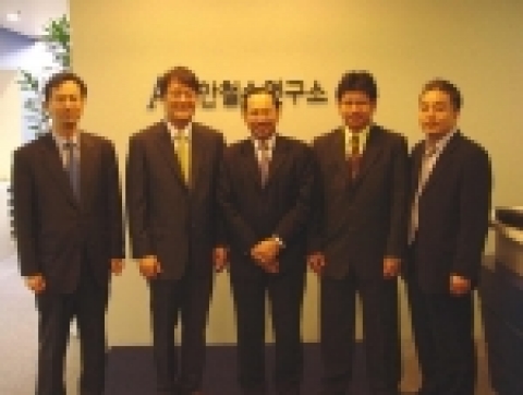 왼쪽부터 안철수연구소 김익환 부사장, 김철수 사장, 티엠 그룹 닷둑 압둘 와히드 대표, 티엠넷 파드훌라 수하이미 부사장, McS2 맥킨 리 대표
