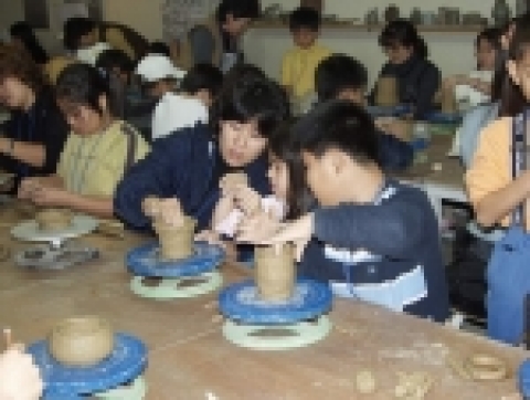 독립기념관(관장 김삼웅)은 5월 21일부터 22일까지 1박 2일간의 일정으로 미래의 새싹인 어린이와 가족이 함께 참가하여 우리의 역사와 문화를 체험하는 “제 7회 가족과 함께 독립기념관 탐방” 교육프로그램을 개최한다.