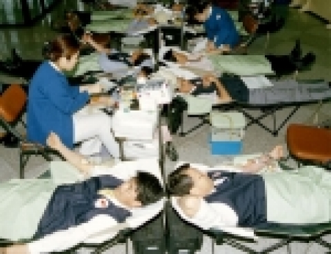 한전 사회봉사단 1주년 기념행사의 일환으로 5월 19일 한전 본사에서 열린 '사랑의 헌혈행사'에서  본사 임직원들이 적극적으로 헌혈에 동참하고 있다.