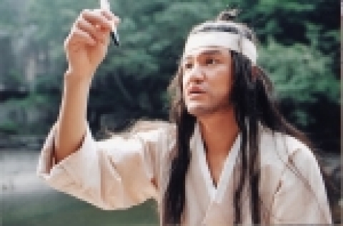 강력한 혜성의 영향으로 대치중이던 남북한 군사들이 2005년 현재에서 1572년 조선시대로 이동하게 되고, 그곳에서 청년시절 방황하던 이순신 장군을 만나게 되면서 벌어지는 이야기를 담은 영화 &#039;천군&#039;