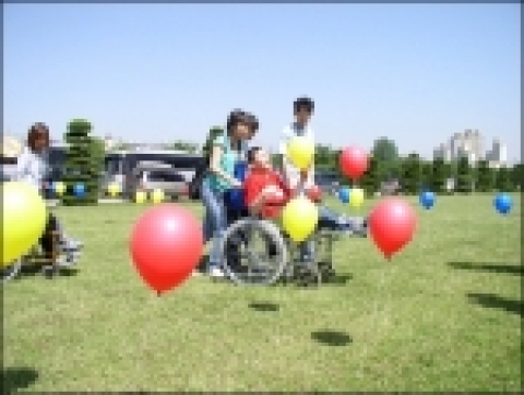 한국수자원공사 물랑나눔단 ‘맑은물 사랑회’(회장 전범구)는 2005. 5. 21(토) 하루 동안(09:00～17:00), 대전 평강의 집에서 요양 및 재활치료중인 중