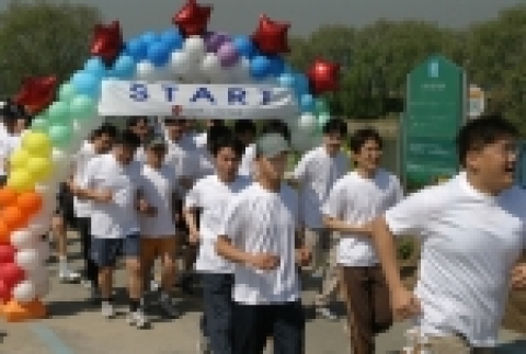 20일 오전 LG전자 생산기술원 임직원 약 330명이 참여한 가운데 '생산기술원 디지털 마라톤대회'가 열렸다. 사진은 참가자들이 출발신호인 징소리와 함께 스타트라인에서 힘차게 출발하는 모습.