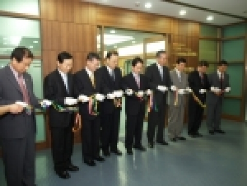 20일 오전 경남권역 이러닝지원센터 개소식 이후 참석자들이 전산정보원 내 이러닝지원센터 앞에서 테이프를 자르고 있다.