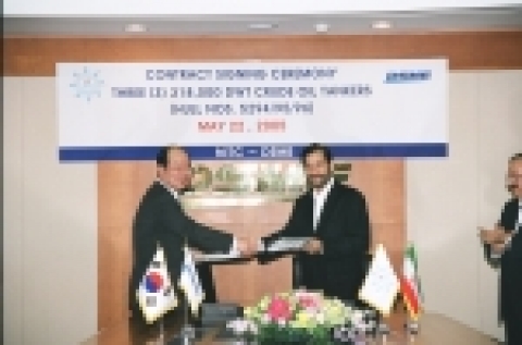대우조선해양의 정성립 사장(좌)과 NITC의 모하메드 수리 회장(Mohammad Souri, Chairman)과 31만8천톤급 초대형 유조선 3척에 대한 건조 계약서를 교환하고 있다.