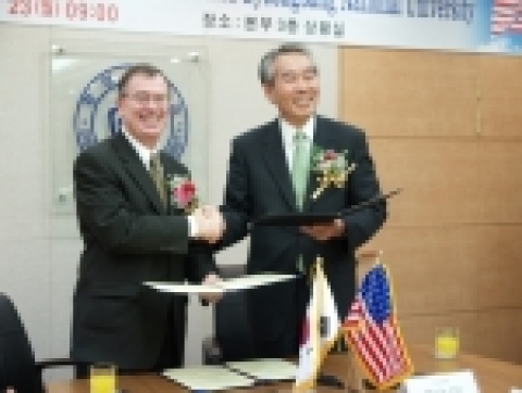 국립 경상대학교와 미국 미주리대학교는 23일 오전 9시 경상대학교 본부 3층 상황실에서 학술교류협정 조인식을 갖고 복수박사학위제를 추진키로 했다. 조무제 총장과 브래디 디튼 총장이 협정 조인식 후 웃으며 악수하고 있다.