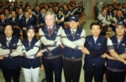 이날 GM DAEWOO 닉 라일리(Nick Reilly) 사장(왼쪽에서 3번째)과 대우인천차 김석환(왼쪽에서 1번째) 사장, 박윤배 부평구청장(오른쪽에서 2번째), 사회봉사단원들이 손을 맞잡고 새로운 출범을 알리는 결의를 다지고 있다.