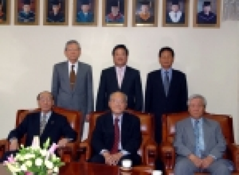 총장접견실의 역대 총장사진 앞에서 (앞줄 좌로부터 반시계방향으로 김기태, 류준, 김기동, 김상근, 우동기, 류창우 총장)