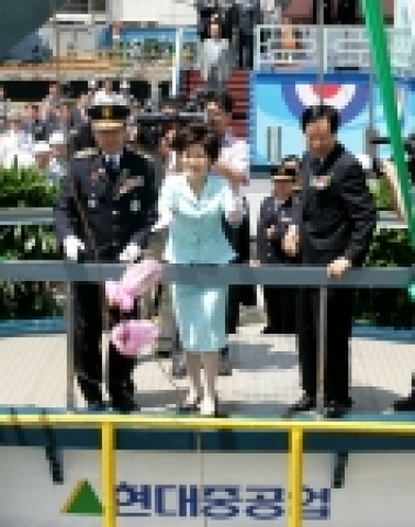 해양경찰청 이승재 청장과 부인 박영희 여사, 현대중공업 유관홍 사장(사진 왼쪽부터)이 해경 경비함을 진수하고 있다.