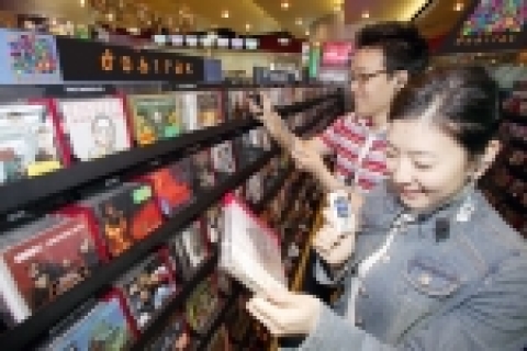 KTF 음악전용 포털 서비스인 ‘도시락’을 통해 다운로드한 음악파일을 KTF MP3폰과 도시락 제휴 MP3 플레이어를 이용하여 즐기고 있는 모습