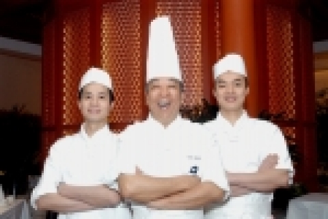 서울신라 중식당 팔선에서는 6월 3일에서 9일까지 세계 최고의 호텔로 알려져 있는 홍콩 샹그릴라 호텔의 중식당 '하궁(夏宮)'의 조리장 이강(Lee Keung,사진)을 초청, 광둥요리 프로모션을 펼친다.