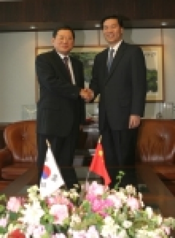 GS칼텍스 허동수 회장(사진 왼쪽)이 샤껑 칭다오 시장(사진 오른쪽)과 인사를 나누는 장면