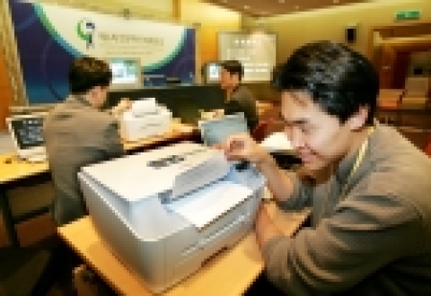 삼성전자가 5월 24일부터 4일 간 서울 코엑스에서 개최되는 제6차 정부혁신 세계포럼에 포괄적인 프린팅 솔루션을 지원한다. 정부 혁신 세계 포럼은 전 세계 각국의 전·현직 정상급 등 인사들이 참가하는 대규모 국제 회의로 삼성전자는 이번 행사에 프린터 및 프린팅 솔루션을 지원함으로써 레이저프린터 세계 2위업체로서의 위상을 더욱 확고히 해 나갈 계획이다.