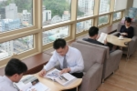 현대하이스코(부회장:김원갑)가 회사 안에 직원들의 자발적인 능력개발을 위한 공간을 마련하였다. ‘자기개발실’이라고 불리는 이곳은 PC 및 인터넷전용회선과 각종 서적·간행물 등 직원들의 교양과 지식증진을 위한 자료들을 비치하고 있으며 오전8시부터 오후6시까지 근무시간 내내 개방된다.