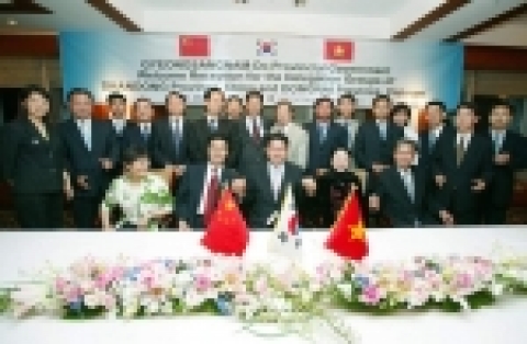 김태호 경남도지사가 23일 서울 인터컨티넨탈호텔에서 중국 산동성 손수박 부성장, 베트남 동나이성 당 티 김 응웬 부성장 등 경상남도 자매결연단체 대표를 초청, 감담회를 갖고 기념촬