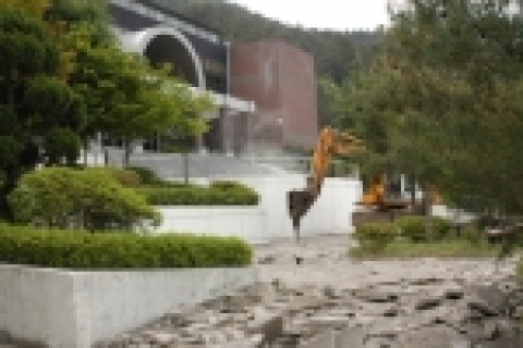 공사가 한창 진행중인 강당앞 사진