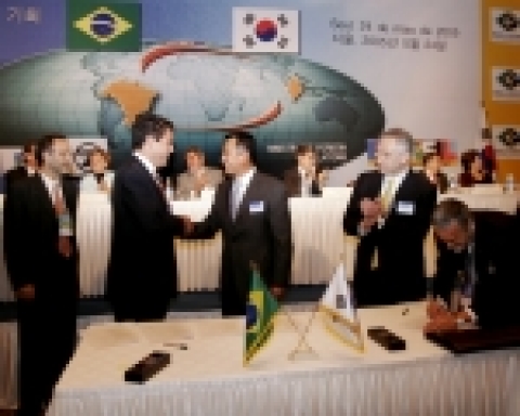 동국제강 장세주 회장과 CVRD 로저 아그넬리 회장이 MOU를 체결하고 있다.