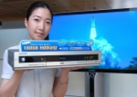 삼성전자는 160GB의 고용량 하드디스크를 내장, 최장 272시간의 녹화가 가능하고 120분 VCR테이프로 저장할 경우 136개 분량을 녹화하여 한꺼번에 저장해 놓을 수 있는 HDD복합 DVD레코더를 선보였다.