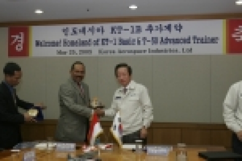 한국항공우주산업(주) 정해주사장과 피터 와티메나(PETER.LD.WATTIMENA) 인도네시아 국방부 방산시설국장이  KT-1B 인도네시아 추가 수출 계약 체결후 악수하고 있다.