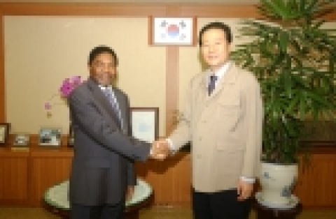 정대근 농협회장은 25일, 탄자니아 「알리 모하메드 쉐인」 부통령을 비롯한 고위 공직자로 구성된 대표단의 방문을 받고, 한국 농협과 탄자니아 농협기관 등 양국 농업인 단체 간의 상호 교류 및 협력 증진 방안에 대해 폭넓은 의견을 교환했다.