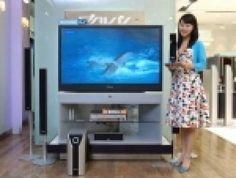 2.4GHz 고 주파수 대역 무선 기술을 적용, 스피커선을 없애, 설치상의 편리성과 집안 인테리어를 돋보이게 하는 삼성전자 무선 홈시어터.