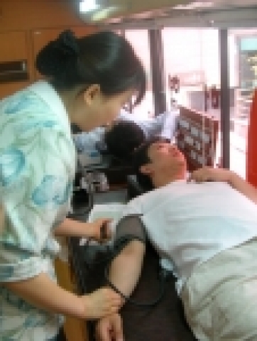 대한산업보건협회의 한마음 혈액원에서 나온 헌혈버스 속에서 ‘사랑의 헌혈운동’에 동참하고 있는 명승건축 임직원들