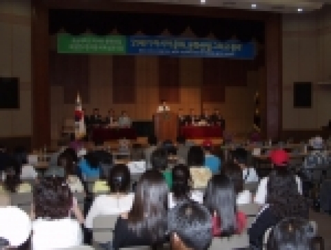 호남대(총장 이수일) 광산캠퍼스 국제회의실에서 27일 오후1시 호남대 아시아문화산업여성연구원(원장 송진희 산업디자인학과 교수) 개원 국제심포지엄이 열렸다. 이 심포지엄에서 심상민 호서대 디지털비지니스 학부 교수는 `한국의 문화산업과 광주문화중심도시의 문화산업 전략'을 발제했다.