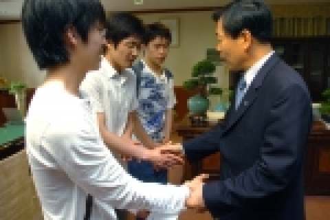 27일 충남대학교 양현수 총장은 지난 21일 경기도 수원에서 열린 로보콘 코리아 대회에서 우승한 기계설계공학과 ‘치우천왕’ 팀에 격려금을 전달했다.