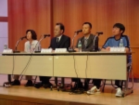국립 경상대학교는 27일 오후 2시 남명학관 남명홀에서 '경상대-창원대 통합방안 2차 공청회'를 개최했다. 왼쪽부터 이정숙 교수, 백종국 기획처장, 박윤호 공무원직장협의회 수석부회장, 백창인 총학생회 정책국장.