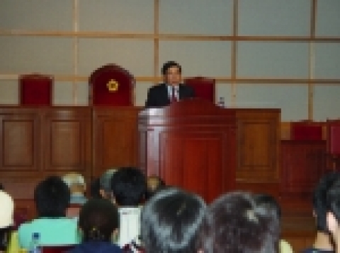 조선대학교 외국어대학(학장 추영식)은 베트남 최고의 한반도 전문가로 꼽히는 팜 띠엔 번 주한 베트남 대사 초청강좌를 27일 오후 5시 법과대학 2층 모의법정에서 개최했다. 번 대사는 이날 ‘가깝고도 가까운 나라 베트남-상생의 시대를 향하여’를 주제로 가진 강연에서 1992년 이래 외교관계를 수립한 한국과 베트남이 포괄적 동반자로서 다양한 분야에서 협력을 증진해가기를 희망한다고 밝혔다. 번 대사는 강연이 끝난 후 조선대학교에 재학 중인 베트남 유학생들과 면담을 갖고 이들을 격려했다.