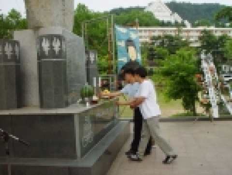 5·18광주민중항쟁 25주기를 맞아 1980년 5월 27일 새벽 도청에서 산화한 김동수 열사 추모제가 5월 27일 오후 4시 조선대학교 교정에 자리한 김동수열사추모비 앞에서 열렸다.