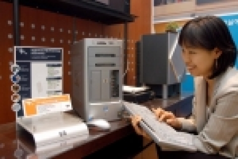 한국 HP(대표 최준근, www.hp.co.kr)는 화이트와 실버 등 산뜻한 컬러와 심플한 라인 등 세련된 디자인을 강조한 미디어센터PC와 데스크탑PC를 출시한다고 밝혔다. 사진은 HP가 이번에 선보인 미디어센터PC M7000kr시리즈