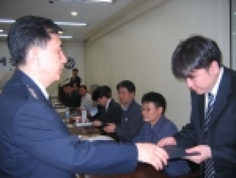 경찰서장이 김기범팀장에게 위촉장 전달하는 모습