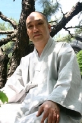 경북 포항 연화산 대성사 운붕 주지. 출가 34년째를 맞이한 대한불교 조계종 소속 현역 승려다. 이런 그가 데뷔앨범을 내고 세속을 노래하고 있다.