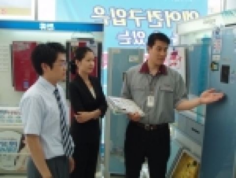 예년보다 일찍 찾아온 무더위에 LG전자 매장을 찾은 고객들이 에어컨을 살펴보고 있다.