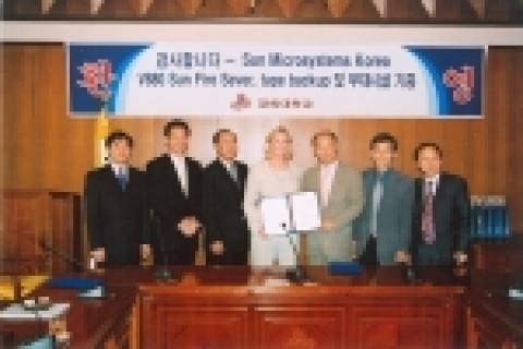 한국썬마이크로시스템즈는 경희대의 의공학교육센터 설립을 위한 전략적 제휴를 체결했다. (왼쪽부터) 한국썬 최영선 이사, 한국썬 권태일 상무, 한국썬 천부영 부사장, 썬 킴 존스 부사장, 홍무창 경희대 교무처장, 김운호 경희대 대외협력처장, 박헌국 경희대 의대교수)
