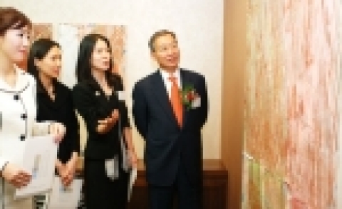강정원 국민은행장(우측 첫번째)이 강남 PB센터에서 전시중인 곽훈 화백의 『기 』 시리즈 작품에 대한 설명을 듣고 있다.