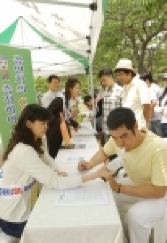 부경대 보건진료소가 학생들을 대상으로 흡연으로 인한 인체 일산화탄소량을 측정해 주며 금연 캠페인을 벌이고 있다