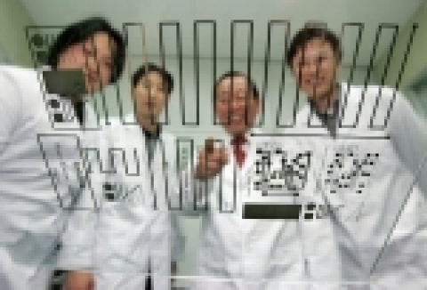 잉크테크 정광춘대표(오른쪽에서 두번째)와 연구원들이 개발에 성공한 차세대 신소재 전자잉크로 인쇄한 회로도를 보며 즐거워 하고 있다.