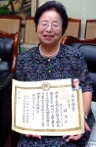 충남대학교1호 졸업장의 주인공은 국어국문학과 졸업생이 고 박정규(朴貞圭, 2002년 6월 18일 72세로 타계) 선생. 그의 졸업증서에는 당당히 학위번호 1번이 찍혀 있다.