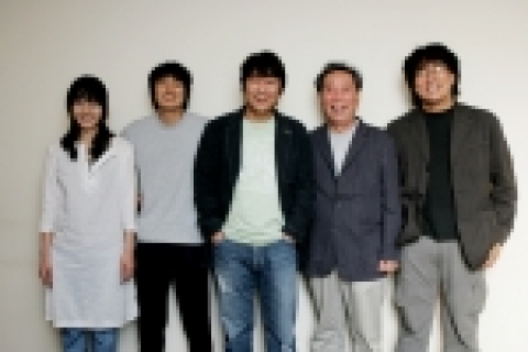 영화 '괴물'에서 정체 불명의 괴물과 사투를 벌일 한 가족으로 연기할 배우들.