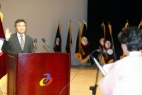 이금자 (사)경기도여성단체협의회장과 결의문(행복한가정만들기)을 낭독하는 손학규지사
