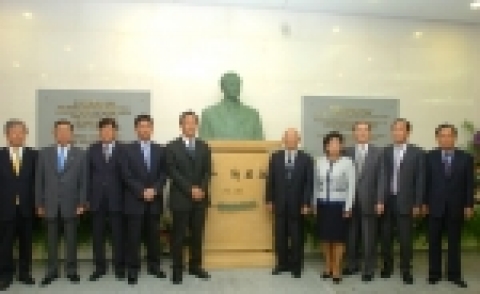 6월 1일 오전 현대건설 사옥 현관에서 개최돤 정주영 명예회장 흉상 제막식에 참석한 인사들이 제막식후 기념촬영을 하고있다. 사진 왼쪽부터 이병규 문화일보 사장, 도영회 현대건설 건우회 회장, 박재면 전 현대건설 회장, 정몽윤 현대해상화재 사장, 정몽준 의원, 김영주 한국프랜지 명예회장, 현정은 현대그룹 회장, 이춘림 전 현대중공업 회장, 김정국 전 현대건설 회장, 이지송 현대건설 사장.