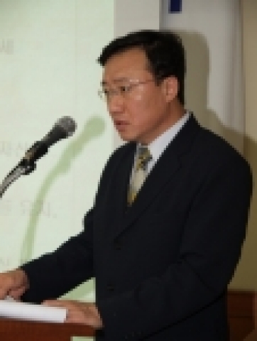 경상대학교 창업보육센터는 1일 오후 2시 대학본부 4층 소회의실에서 창업보육센터 관계자와 교수 등 40여명이 참석한 가운데 특허청 전상우 차장을 초청해 '지식재산강국 실천전략'이라는 주제로 강연회를 개최했다.