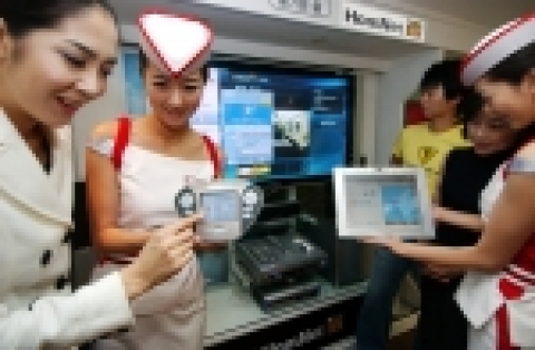 LG전자의 홈넷(HomNet) 전시장을 방문한 고객들이 다양한 홈네트워크 시스템을 시연하고 있다. 12인치 터치스크린 디스플레이는 LG전자 홈네트워크의 핵심인 &#039;홈넷서버&#039;다.